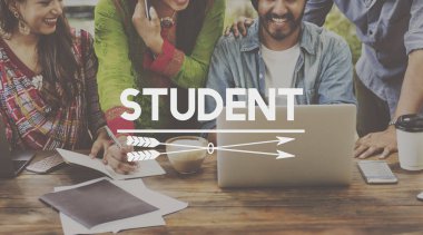 Açık havada okuyan Hintli öğrenciler