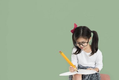 küçük kız stüdyoda poz