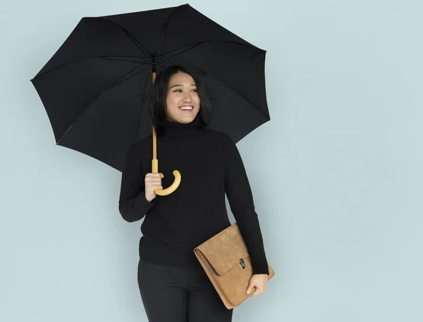 Asiático mujer de negocios holding paraguas —  Fotos de Stock