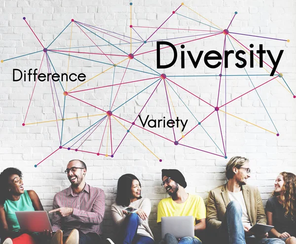 Vrienden van de diversiteit zit in de buurt van de muur — Stockfoto