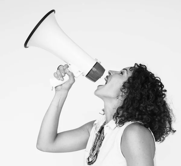 Mulher gritando em alto-falante megafone — Fotografia de Stock