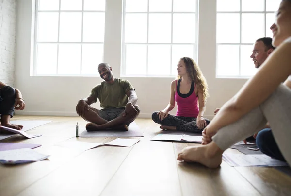 Diversidade Pessoas praticando ioga — Fotografia de Stock