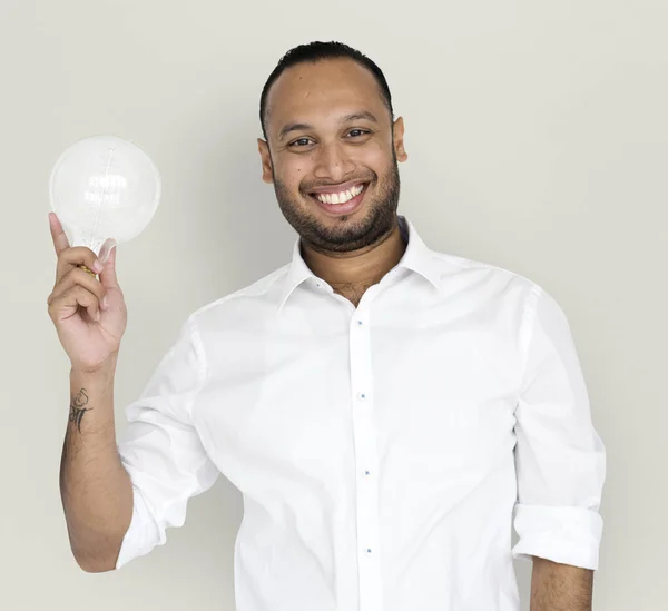 Empresário sorrindo com lâmpada — Fotografia de Stock