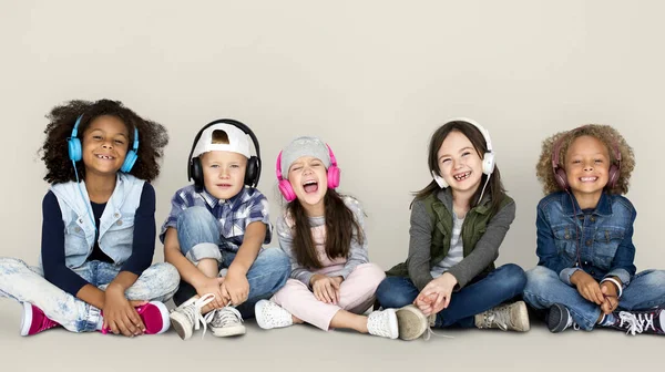 Enfants écoutant de la musique dans les écouteurs — Photo