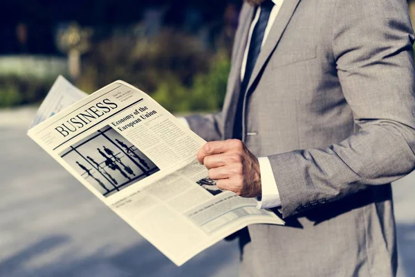 Affärsman läsa tidningen — Stockfoto