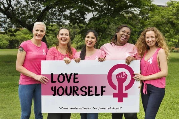 Mulheres segurando cartaz — Fotografia de Stock