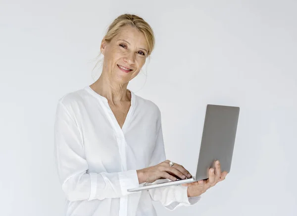 Mujer Sonriendo y trabajando en el ordenador portátil — Foto de Stock