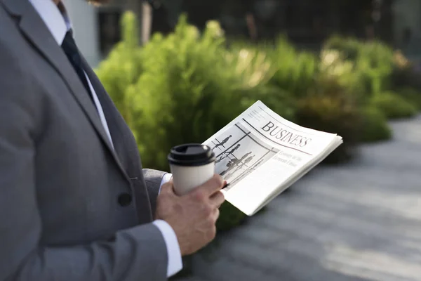 Uomo d'affari che legge il giornale — Foto Stock