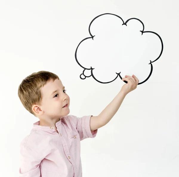 Kağıt bulut tutan çocuk — Stok fotoğraf