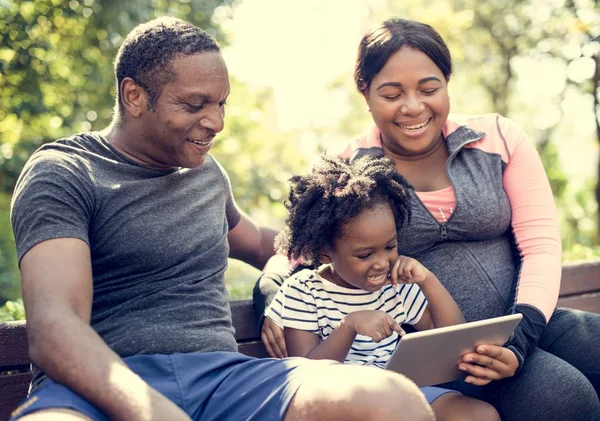 Famille utilisant la tablette — Photo