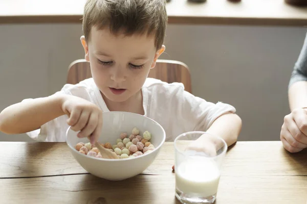 Niño pequeño con tazón de cereal — Foto de Stock