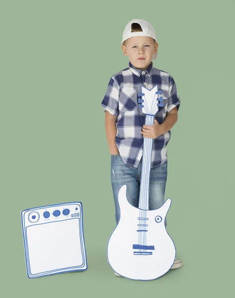 Маленький мальчик с фальшивой гитарой — стоковое фото