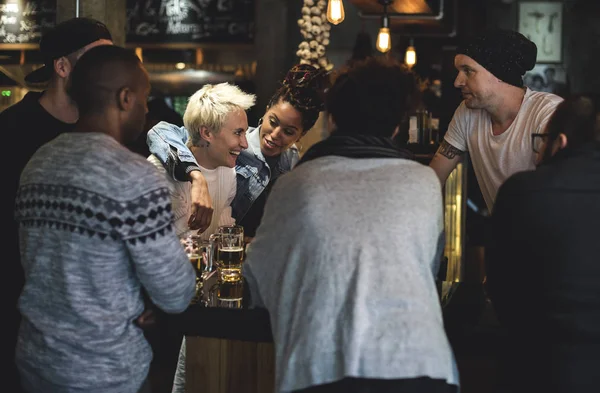 Diversiteit mensen Celebrating met bier — Stockfoto