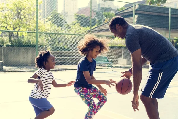 Kleine meisjes spelen basketbal met vader — Stockfoto