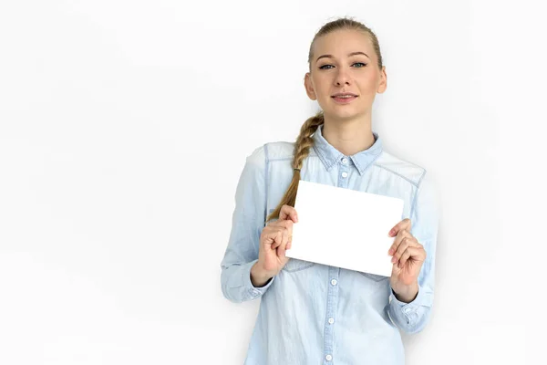 Kvinna innehav plakat — Stockfoto