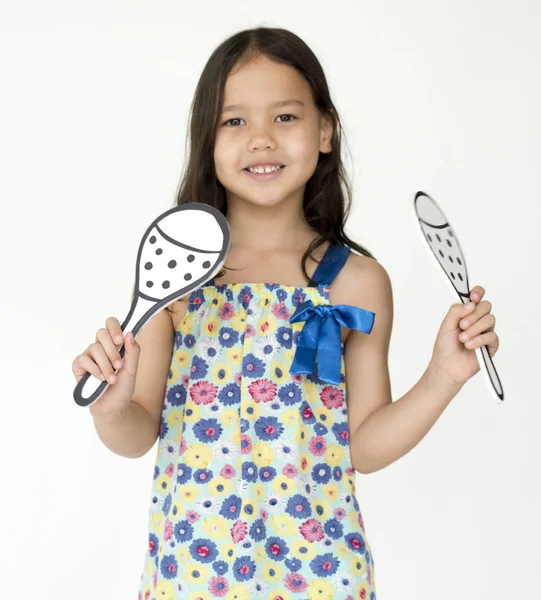 Menina segurando papel Maracas — Fotografia de Stock