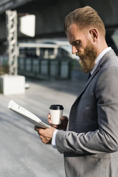 Uomo d'affari che legge il giornale — Foto Stock