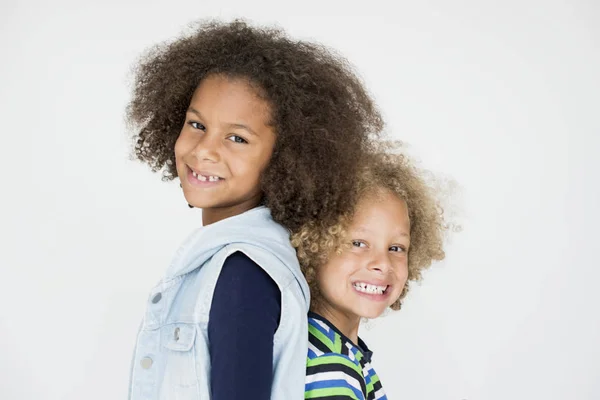 Crianças bonitos com penteado afro — Fotografia de Stock
