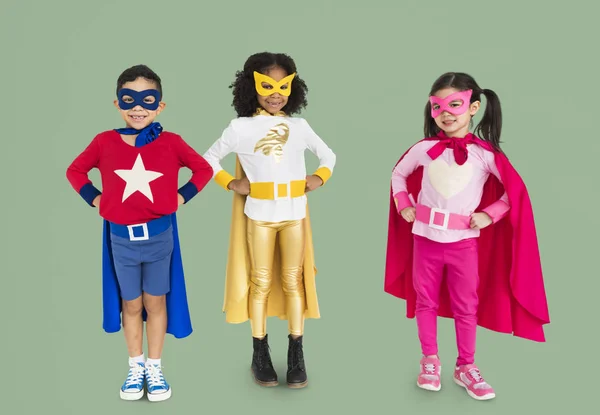 Anak-anak mengenakan kostum superhero — Stok Foto