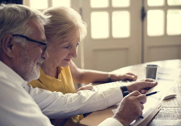 Couple Filling Application Form — Stock Photo, Image