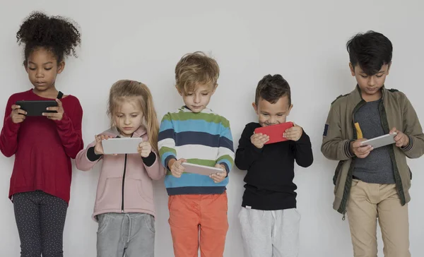 Grupp barn använder mobiltelefoner — Stockfoto