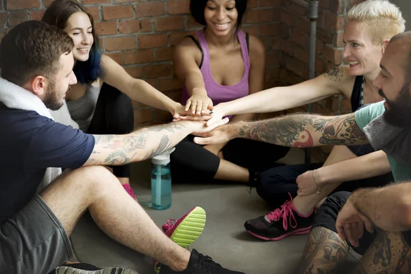 Personas haciendo ejercicio de flexibilidad de yoga —  Fotos de Stock