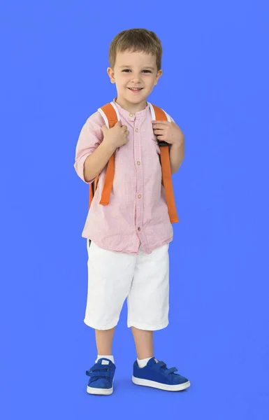 Pojke bär väska — Stockfoto