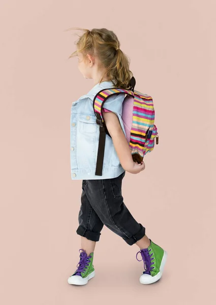 Flickan bär väska — Stockfoto