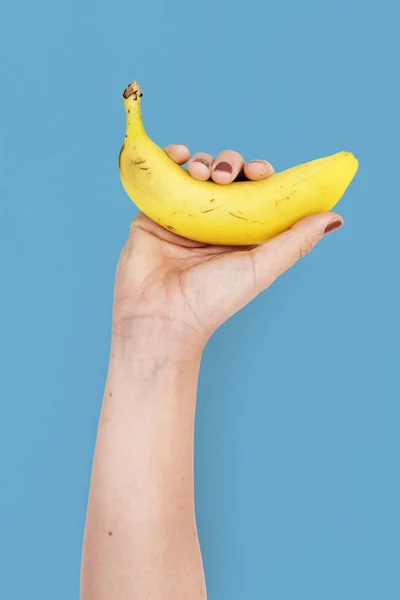 La mano sostiene plátano —  Fotos de Stock