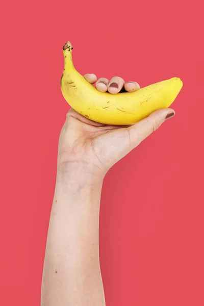 Hand håller banan — Stockfoto