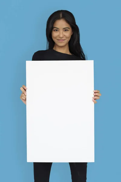 Asijské žena drží Transparent — Stock fotografie