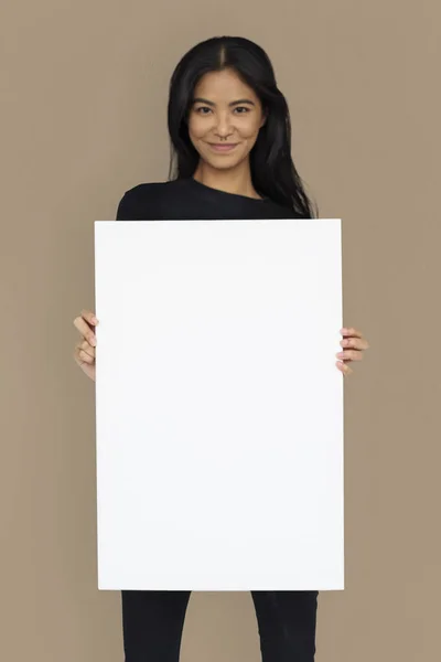 Азіатська жінка тримає плакат — стокове фото