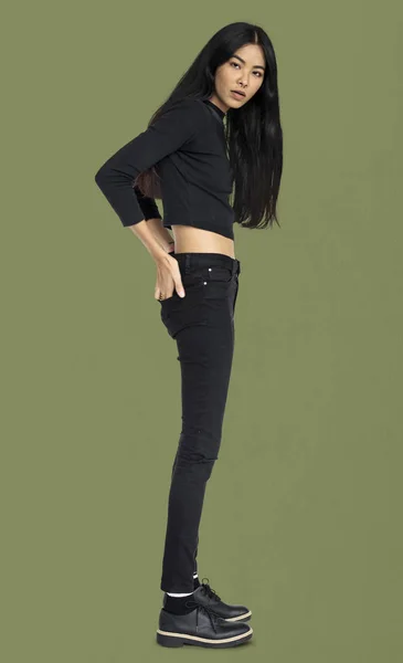 Азиатка с длинными черными волосами — стоковое фото