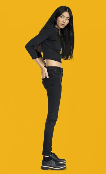 Asiatisk kvinna med långt svart hår — Stockfoto