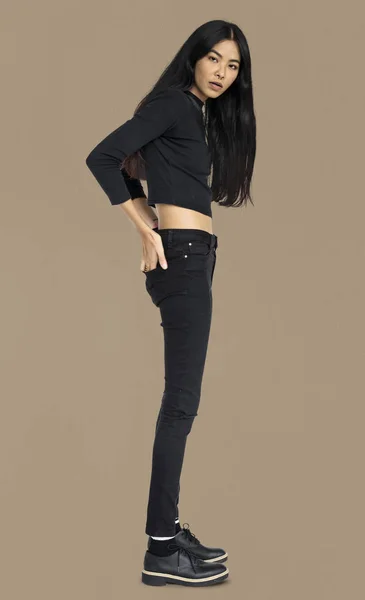 Азиатка с длинными черными волосами — стоковое фото