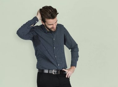 baş ağrısı ile yakışıklı adam