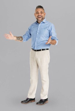 Gülümseyen neşeli adam portresi