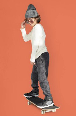 kaykay ile şık çocuk