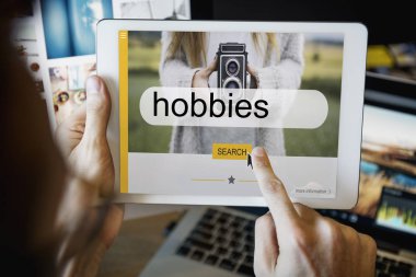 Dijital tablet kullanan adam