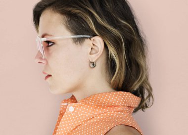 kadın stüdyoda poz