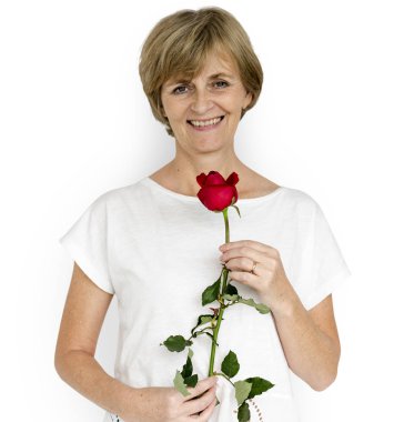 Olgun kadın holding kırmızı gül