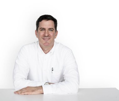 Beyaz tişörtlü adam