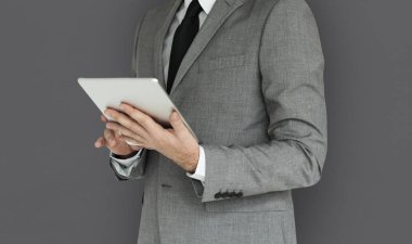 Kişi holding tablet