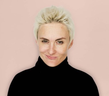 Sarışın kadın stüdyoda poz