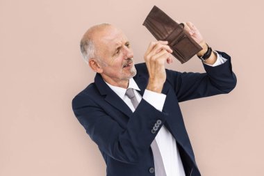 Boş cüzdana bakan adam.