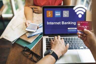 İnternetten alışveriş yapan adam