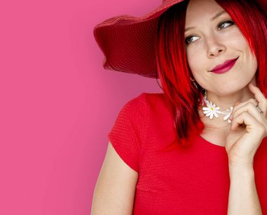 kadın stüdyoda poz