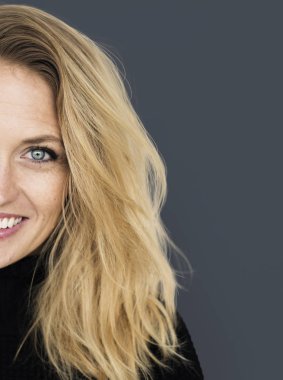 kadın stüdyoda poz