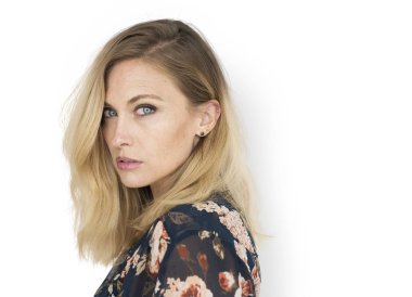 kadın stüdyoda poz