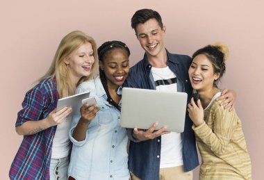 Dijital cihazlar kullanan gençlerin